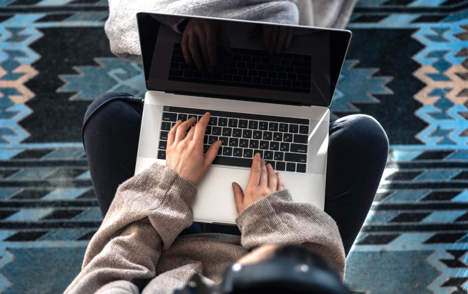 Arbeitsumgebung mit modernen Lernmaterialien und AGI-Entwicklungstools